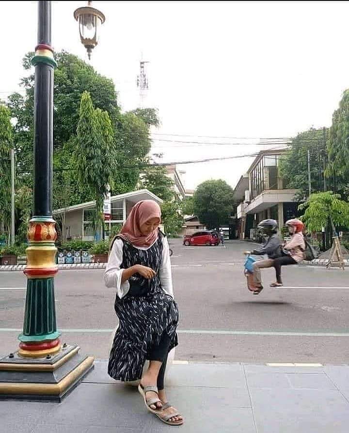 Momen kocak dilatar belakang foto